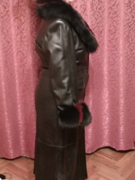 кожаное черное пальто с красивым воротником и манжетами
