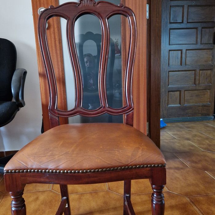 Cadeiras em pele e cerejeira