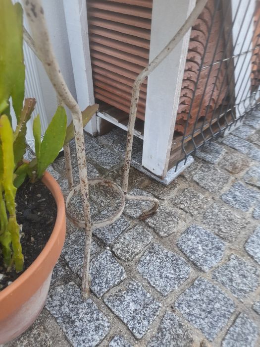 Mesa em ferro para jardim