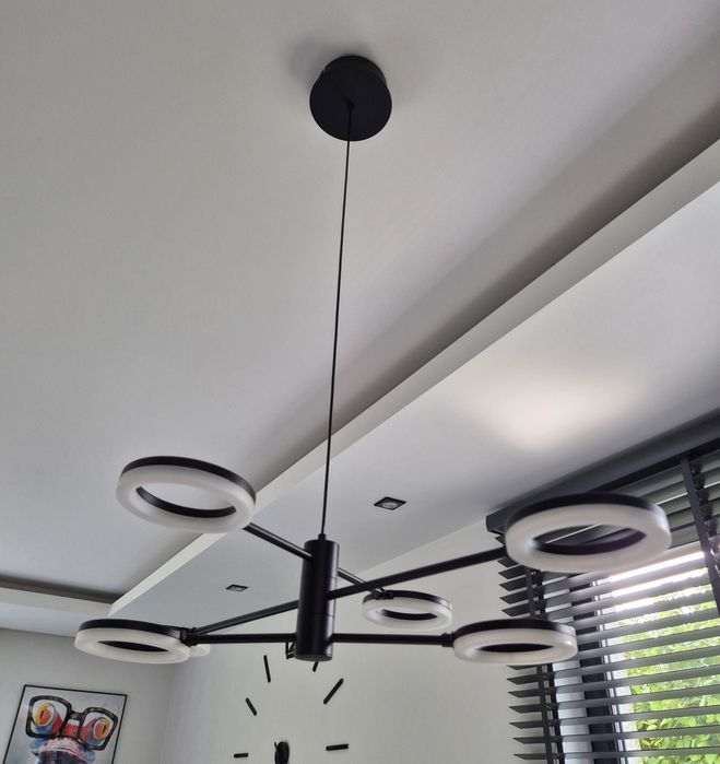 Lampa  ledowa wisząca nad stół w jadalni