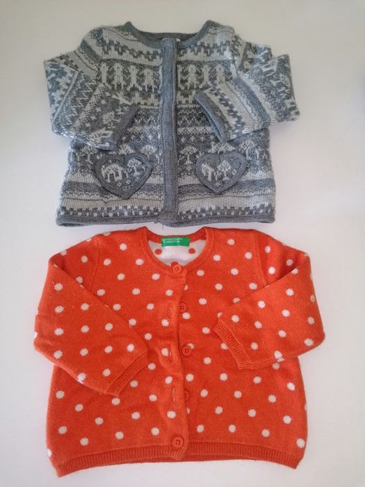 Várias roupas de bebé