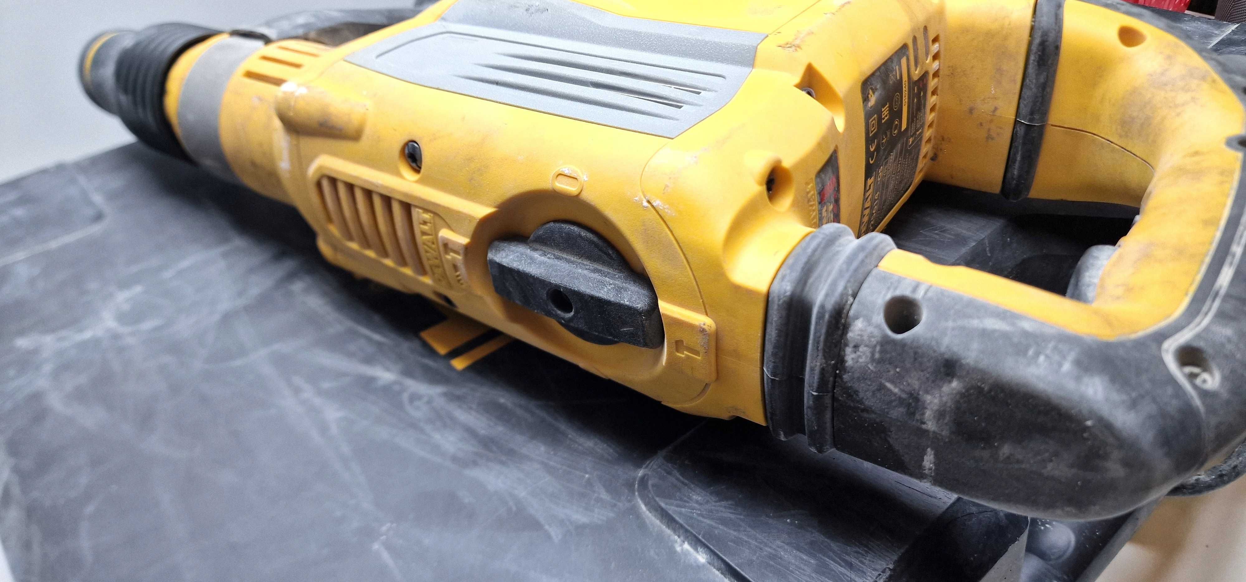 młot udarowy dewalt  D25614K-QS 1300w faktura