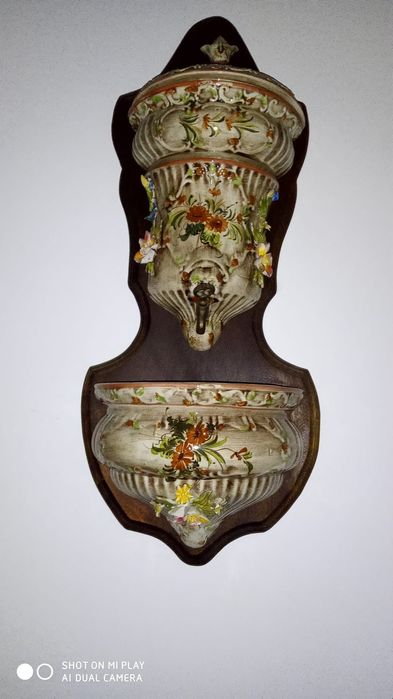 Fontanário de cerâmica pintado á mão