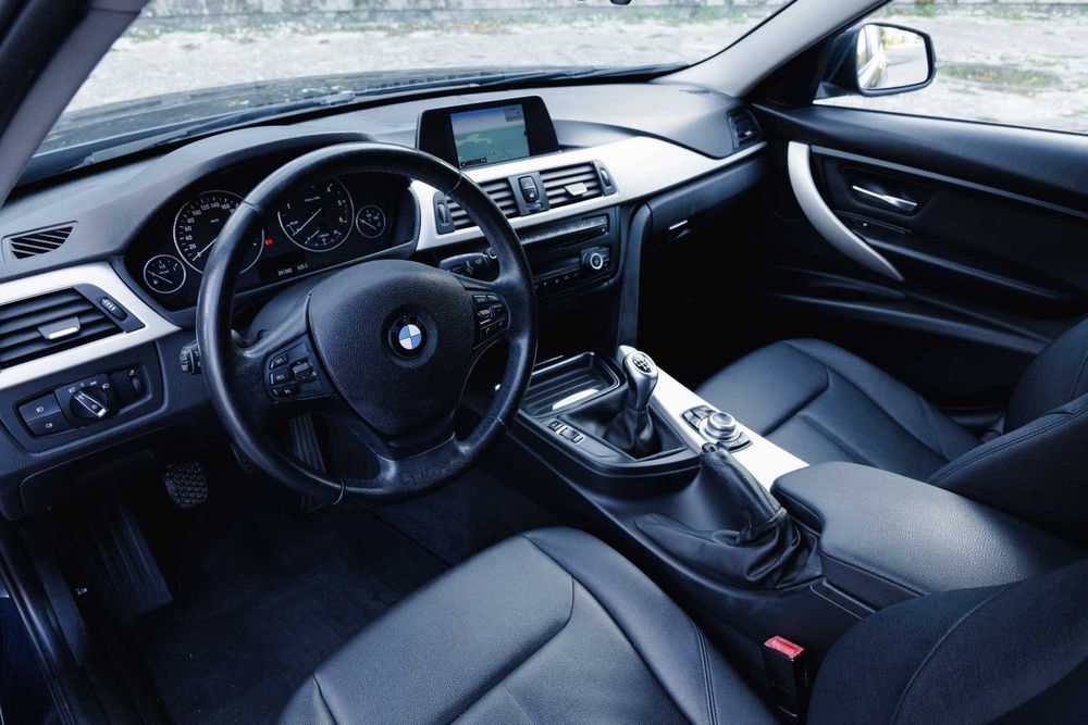 BMW 318d Luxury Bancos em Pele, Farois Xenon, GPS, Gancho reboque …