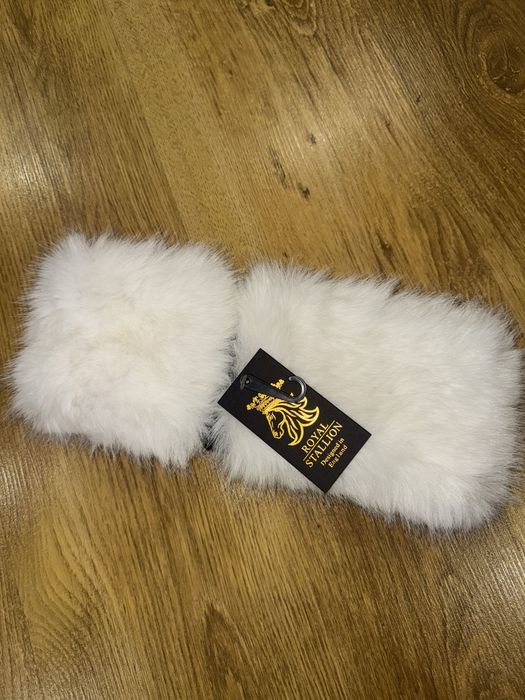 Біла хутряна повʼязка на голову