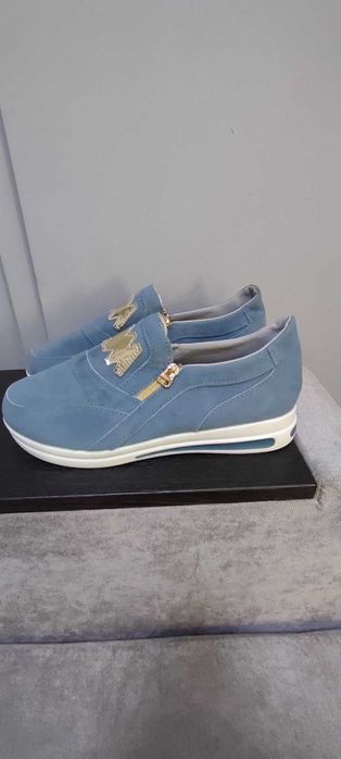 Продам мокасины женские новые.