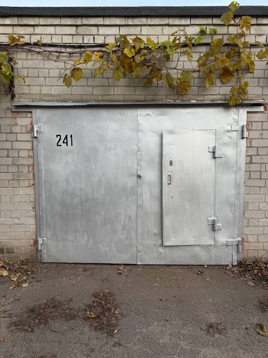 Гараж у автокооперативі “Маяк” (район цукрового заводу)