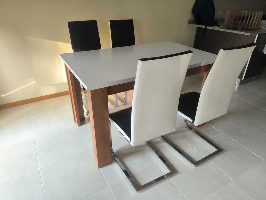 Vendo mesa e cadeiras sala de jantar