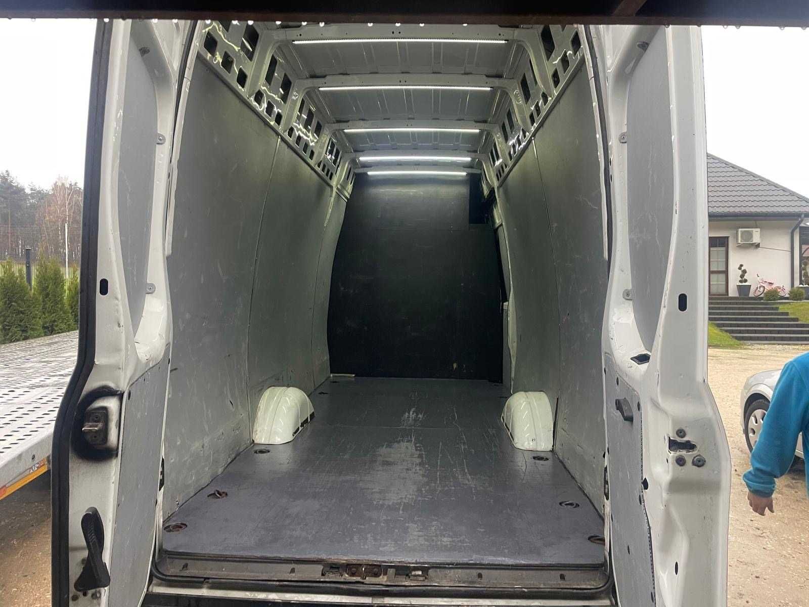 Wynajem busa IVECO DAILY Blaszak