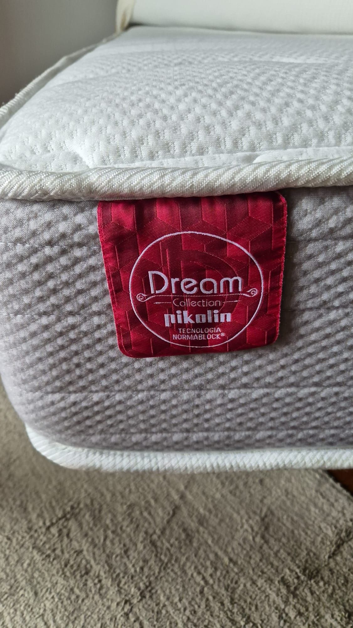 Cama de casal com estrado e colchão .