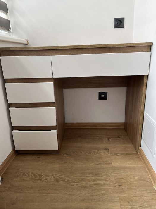 Стіл ( туалетний столик) .