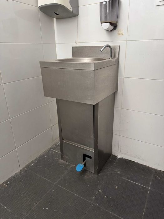 Lavatório em Inox — 40x40x85 cm