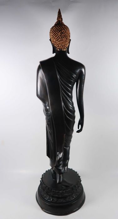 Buda Caminhante - Grande Escultura de Bronze (?) patinado - 65.5 cm