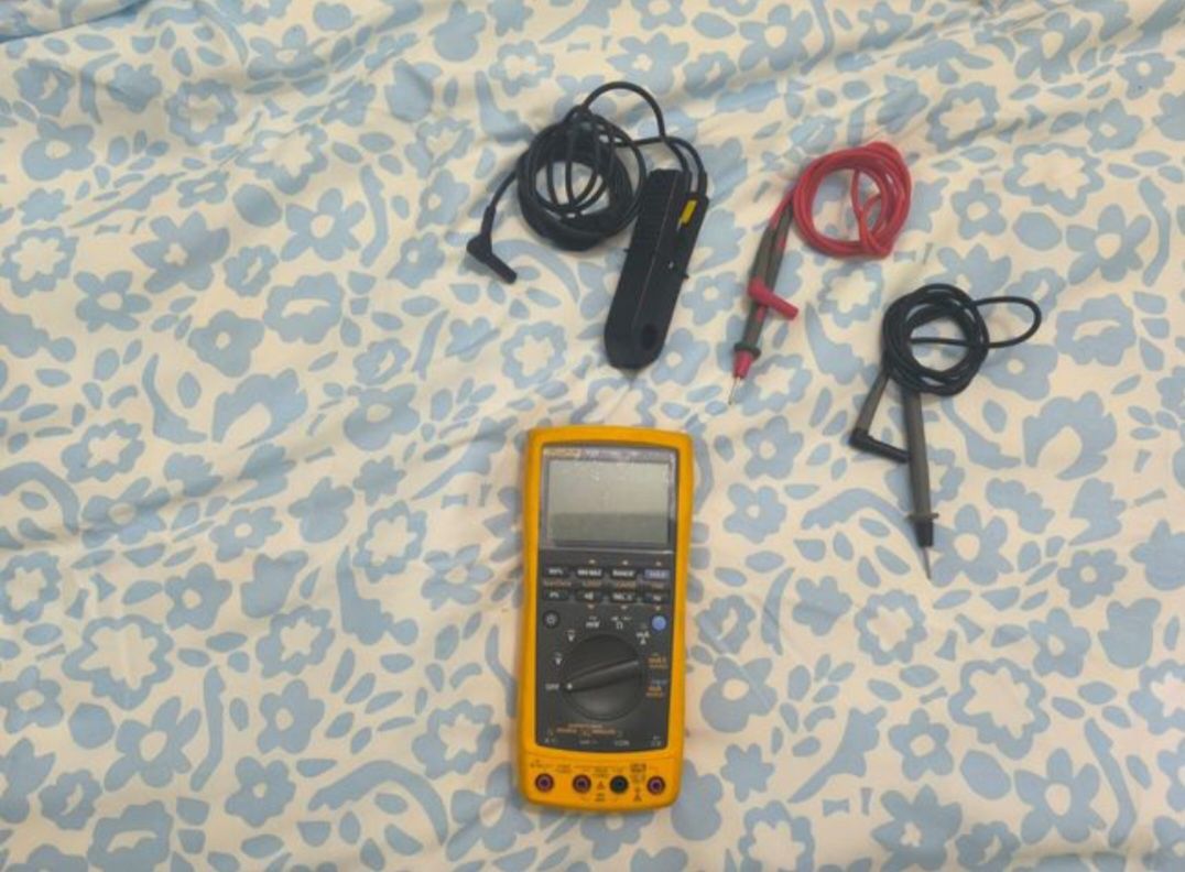 Multímetro digital Fluke 787 com acessórios