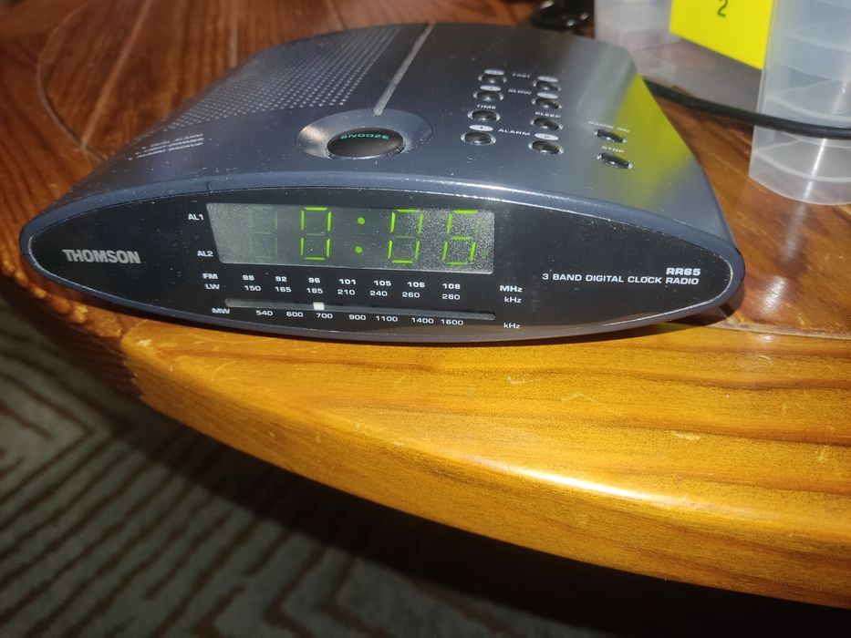 Radio despertador em bom estado com radio e despertador marca Thomson
