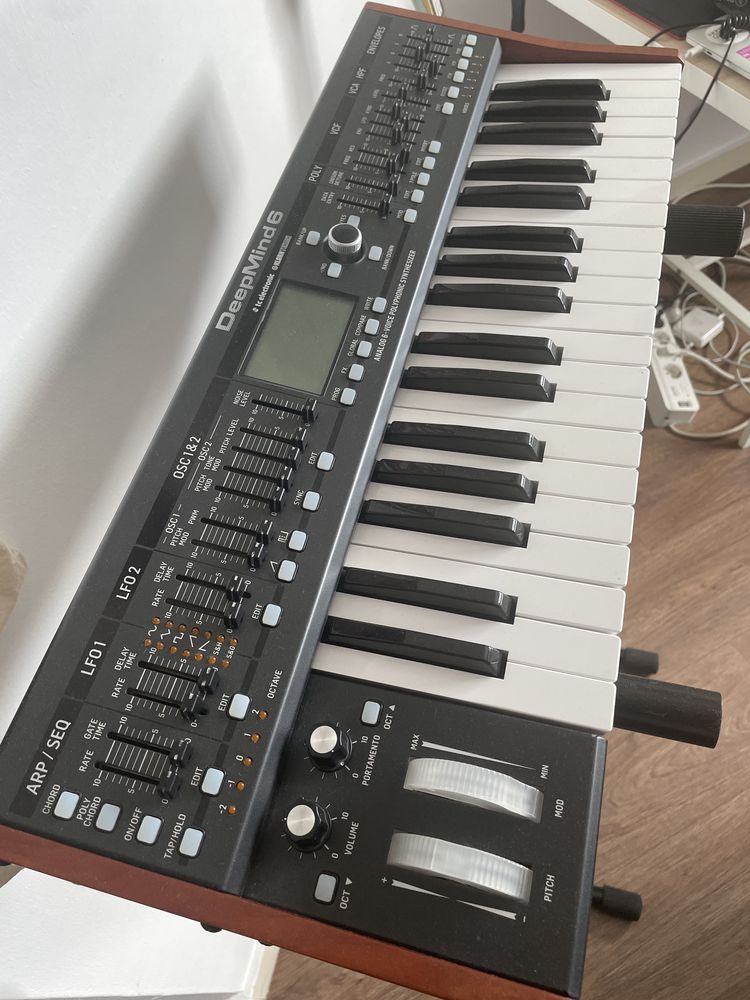 Behringer Deepmind 6