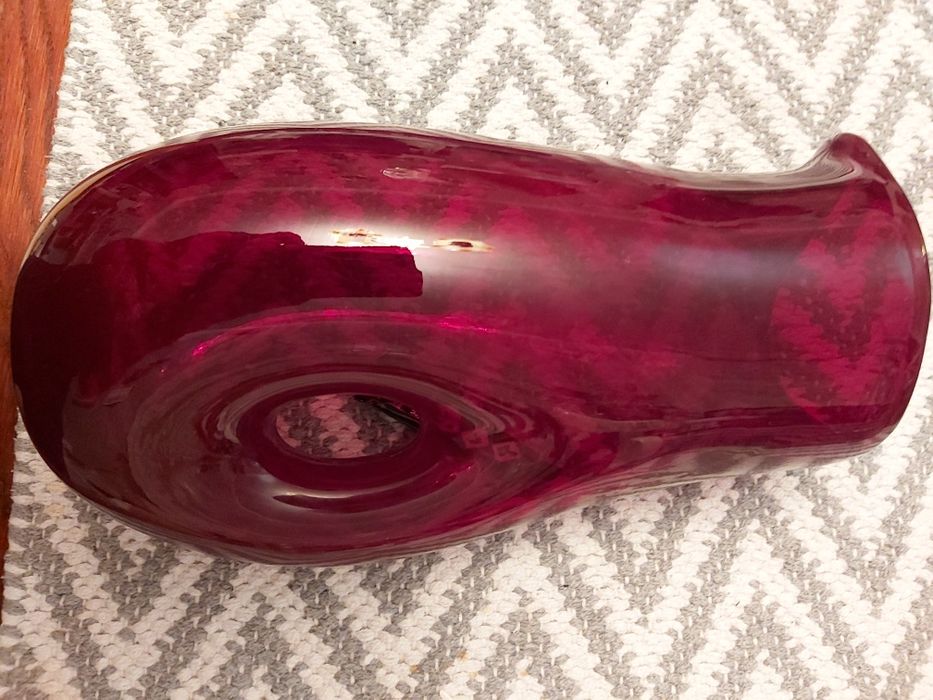 Wazon czerwony w kształcie dzbana.