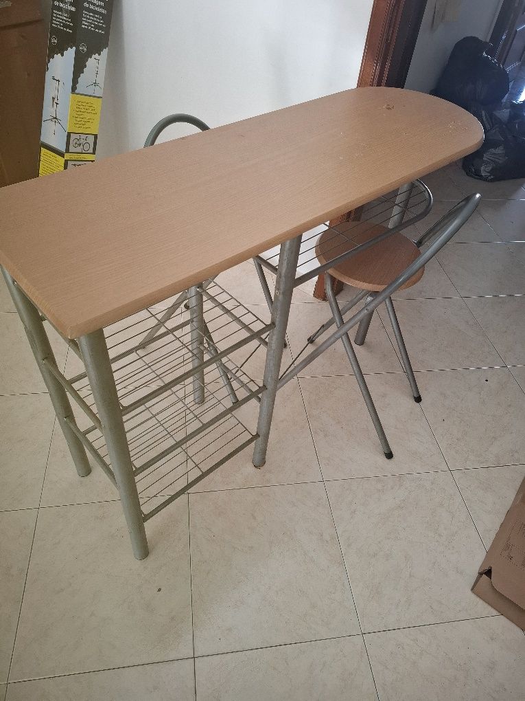 Mesa de apoio a refeição com 2 bancos altos com as medidasC120×L45×A88