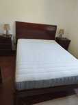 Cama de madeira com 2 mesas cabeceira e colchão novo