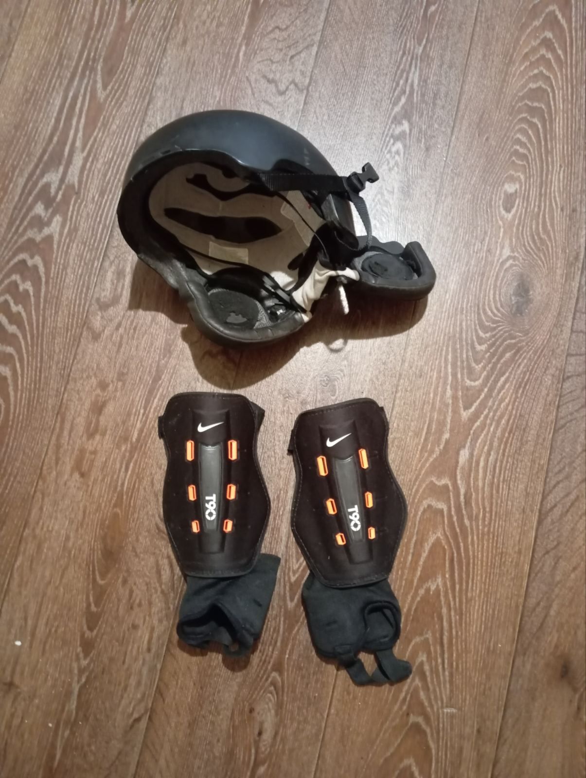 Шлем и наколенники, защита