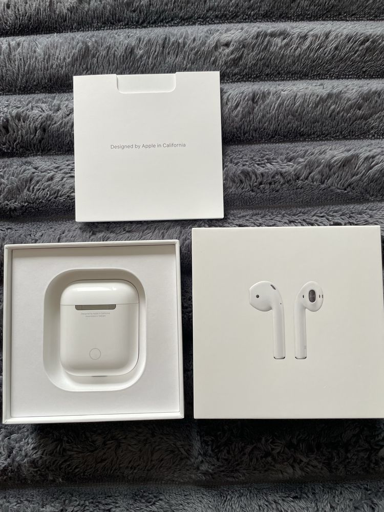 Навушники Apple AirPods 2 with Charging Case