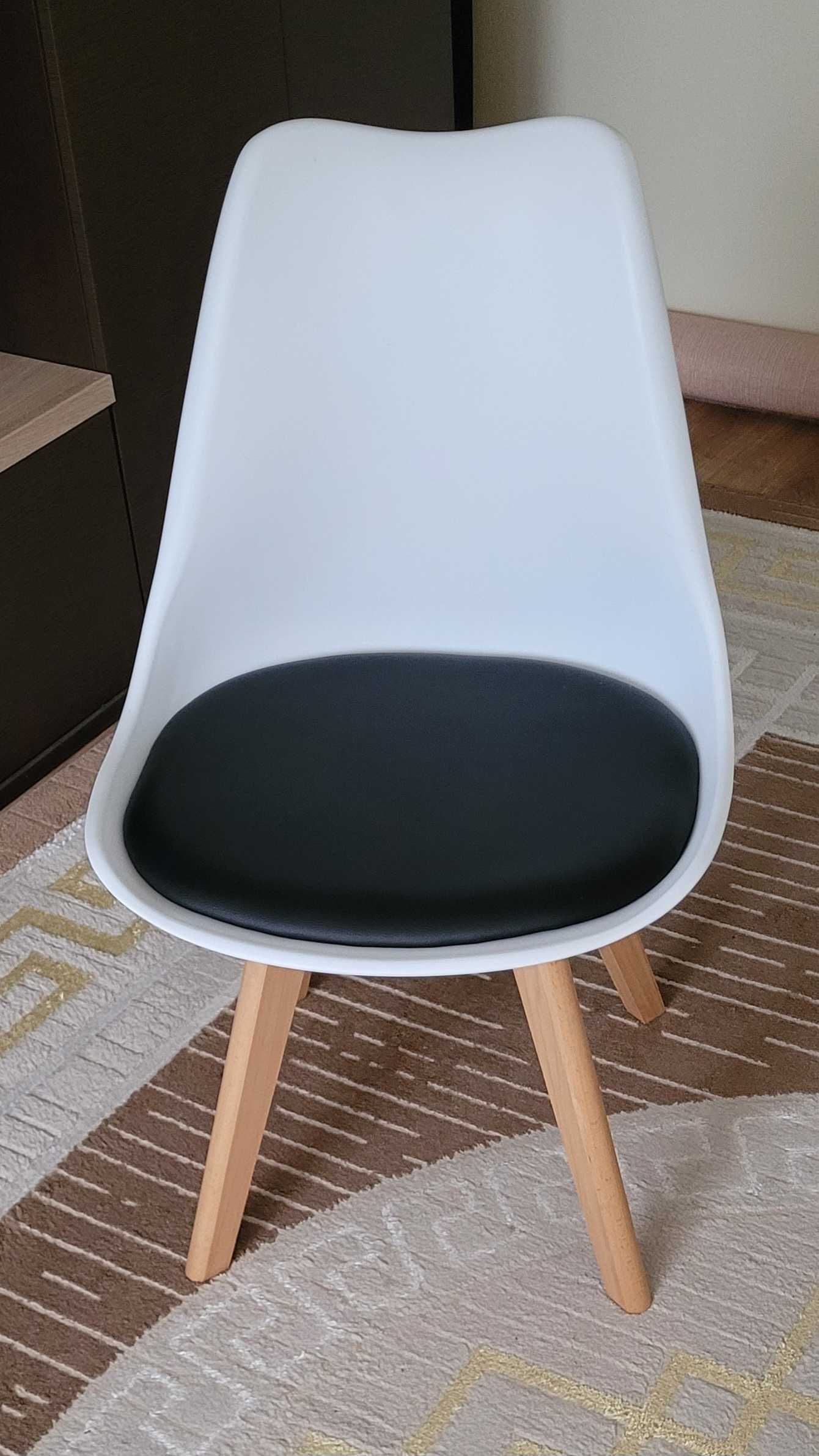 Krzesło z drewnianymi
nogami LUIS WOOD
ekoskóra - biały/czarny/buk