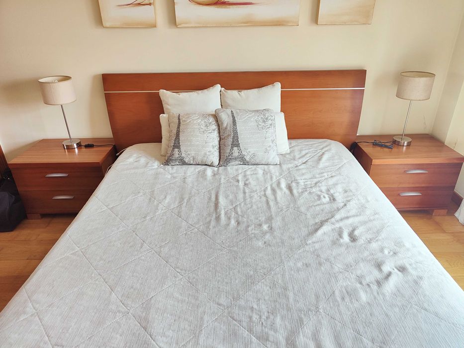 Cama de casal com colchão e mesas de cabeceira