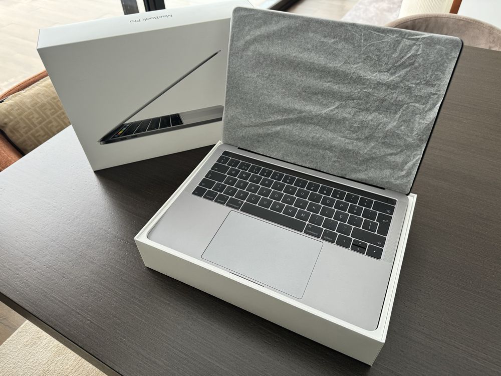 MacBook Pro 13’ Touchbar - 2017 | i5 | 8GB | 256 GB SSD (Bateria Nova)