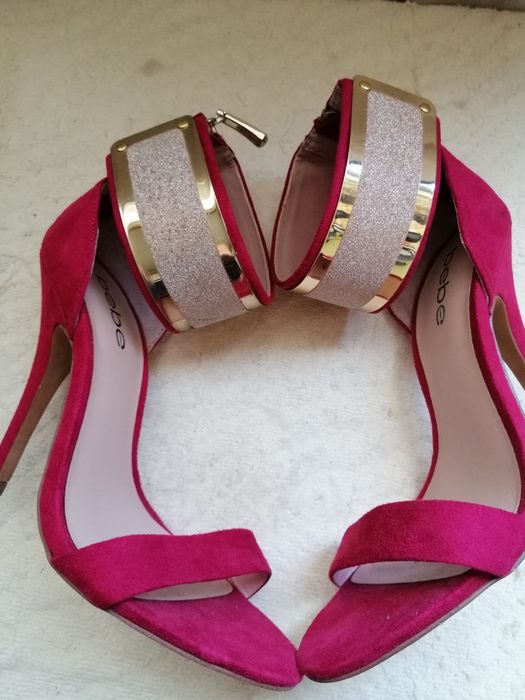 Sandálias de senhora usadas apenas uma vez