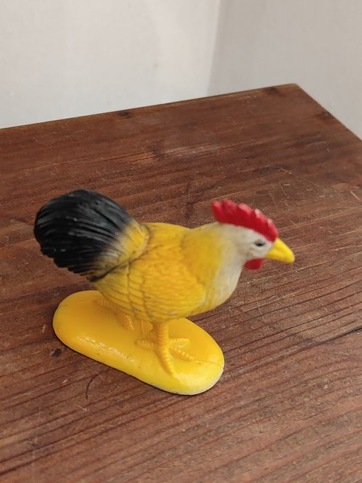 Galo em PVC amarelo preto e vermelho