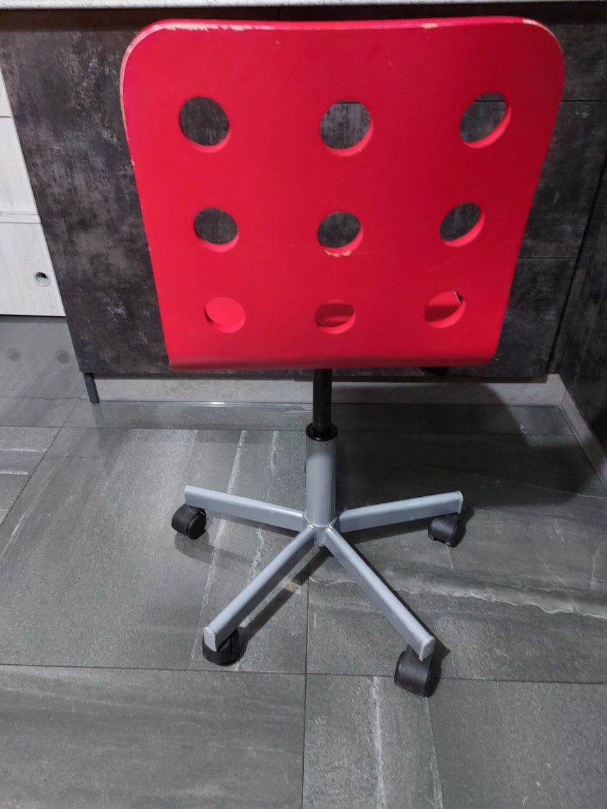 Krzeslo / fotel obrotowy dzieciecy IKEA. Czerwone.