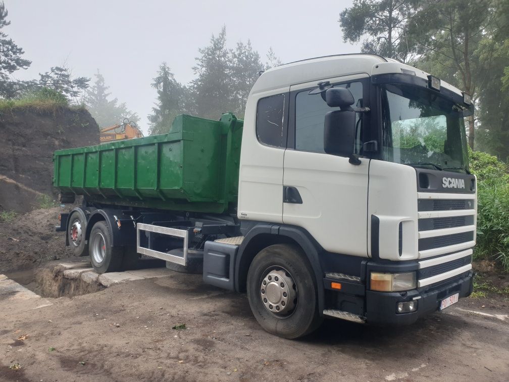 Hakowiec transport kontenerów hakowych