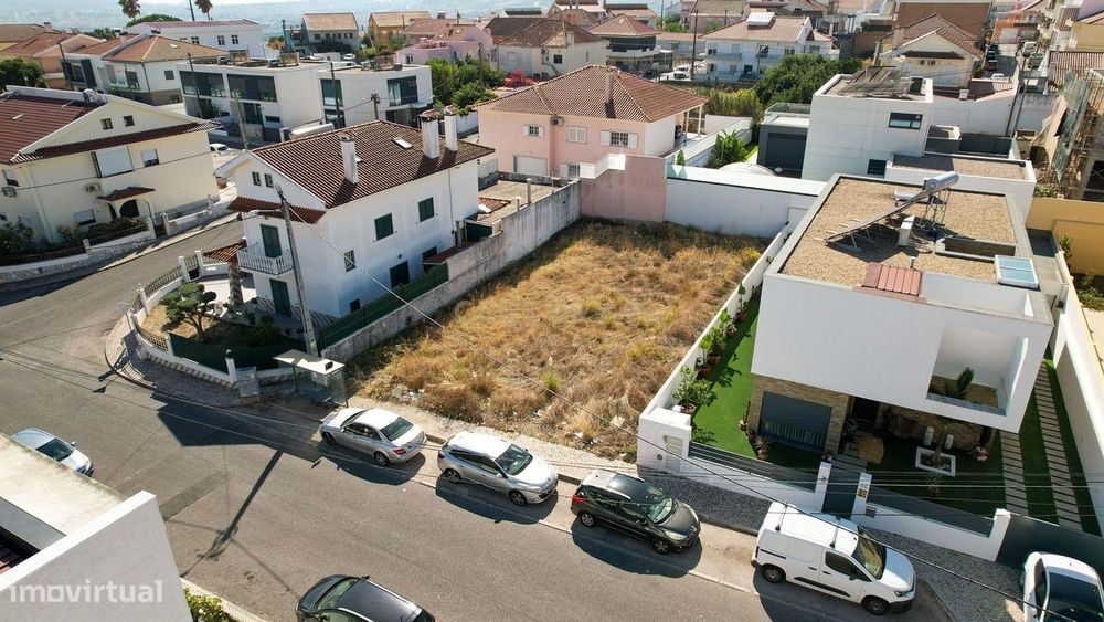 Lote de terreno urbano, com uma área de 379 m2, permitindo uma constru