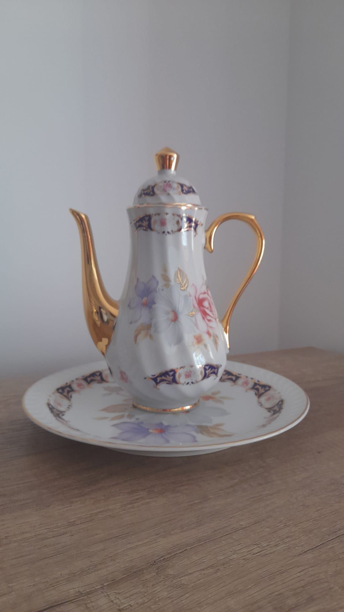 Bule com prato de porcelana da marca JSB