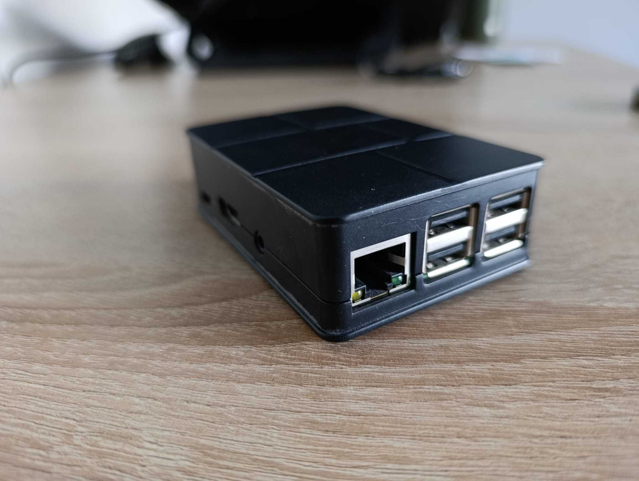 Raspberry Pi 3B (v1.2) z obudową i radiatorami