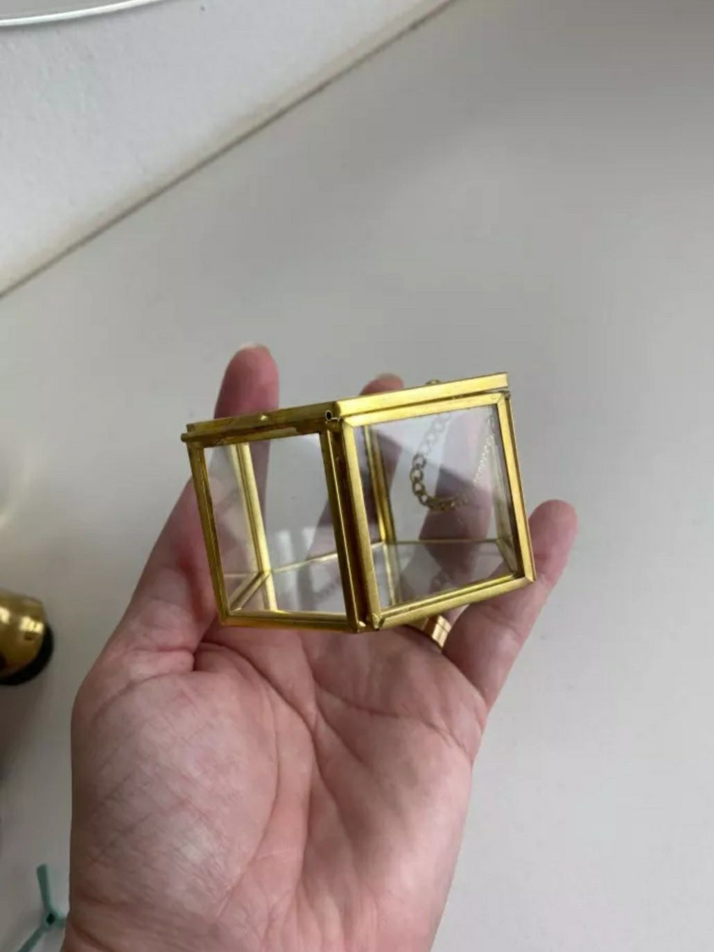 Pudełko szklane na obrączki ślubne w kolorze złotym