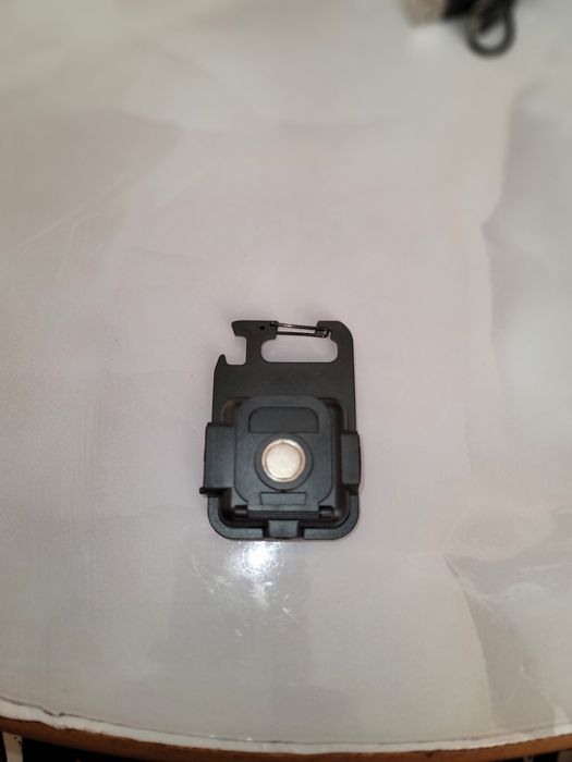 Компактный и очень яркий фонарик с магнитом