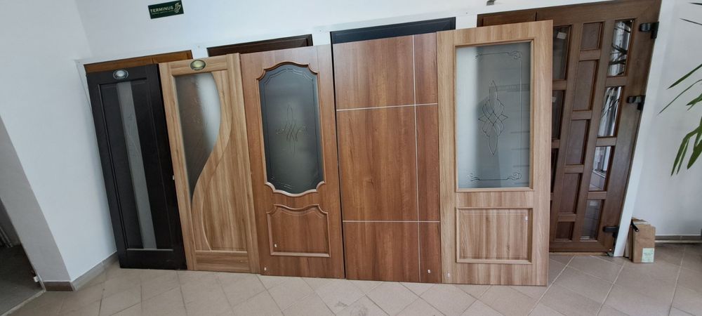 Дверні полотна з виставковою емблемою емблема тільки з однієї сторони