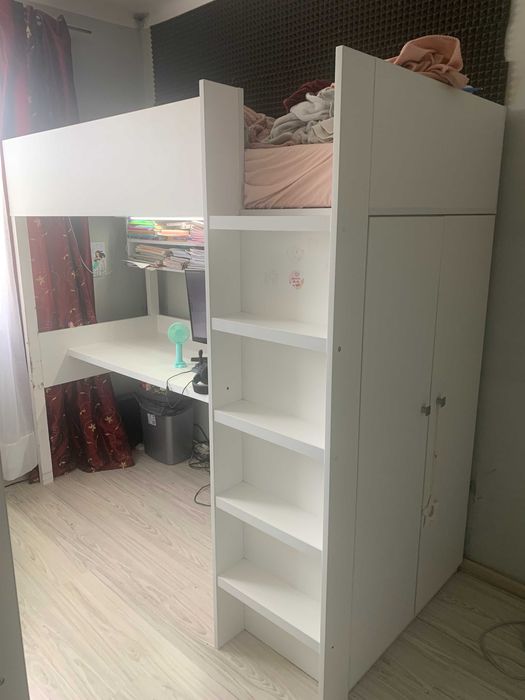 Łóżko piętrowe z szafą i biurkiem