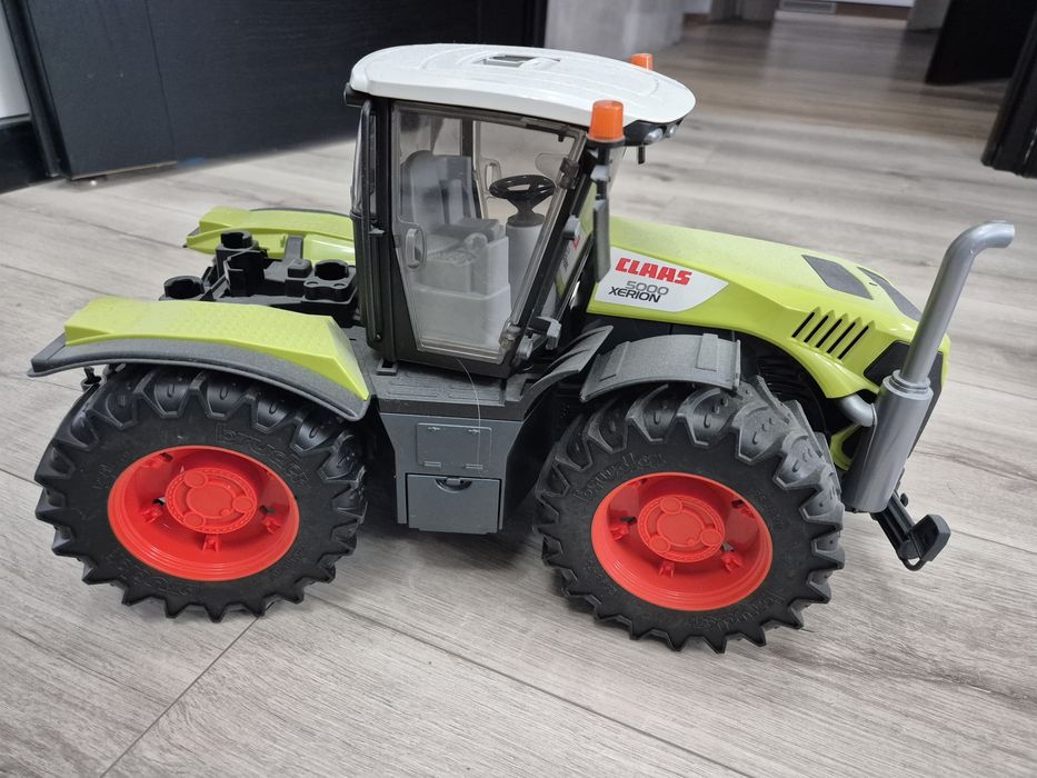 Traktor Claas 5000 Xerion