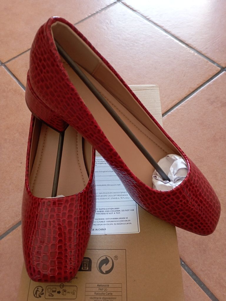 Sapatos vermelhos novos, ainda na caixa