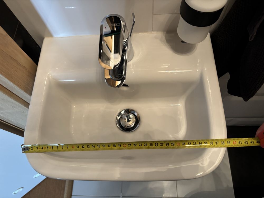Bateria umywalkowa hansgrohe, szafka, umywalka roca