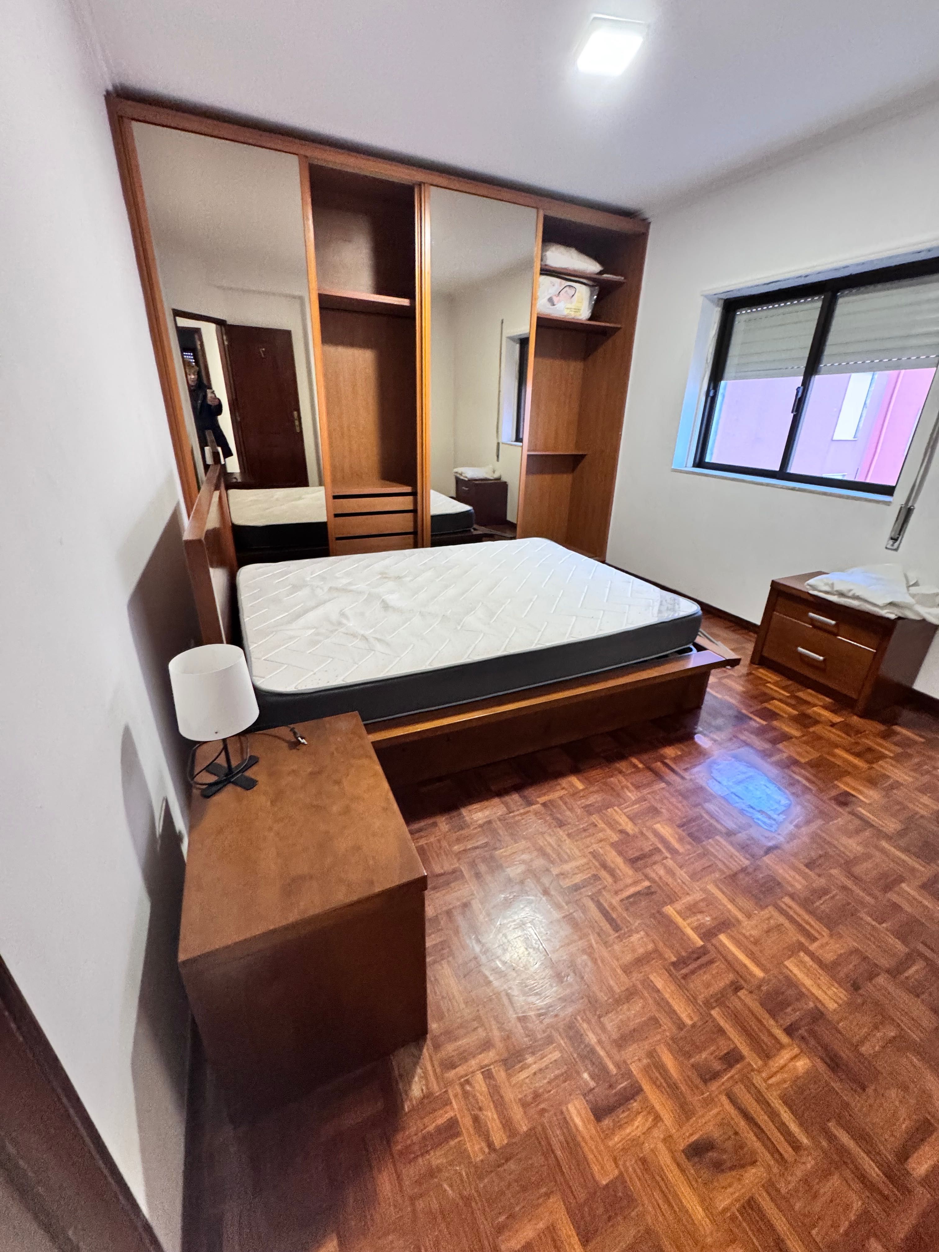 Mobília de quarto, somier cama, 2 mesas de cabeceira em madeira