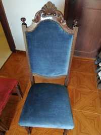 Cadeiras antigas muito bonitas em bom estado.
