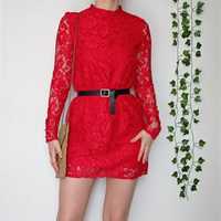 Czerwona prosta koronkowa sukienka