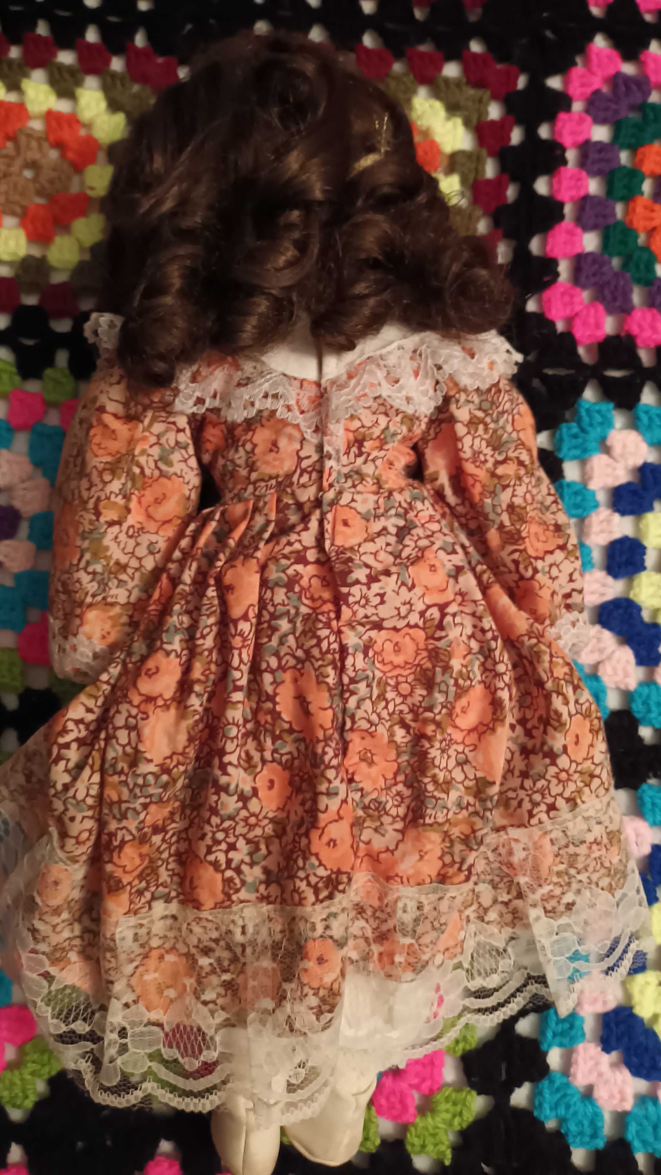 Boneca de porcelana de cabelo castanho