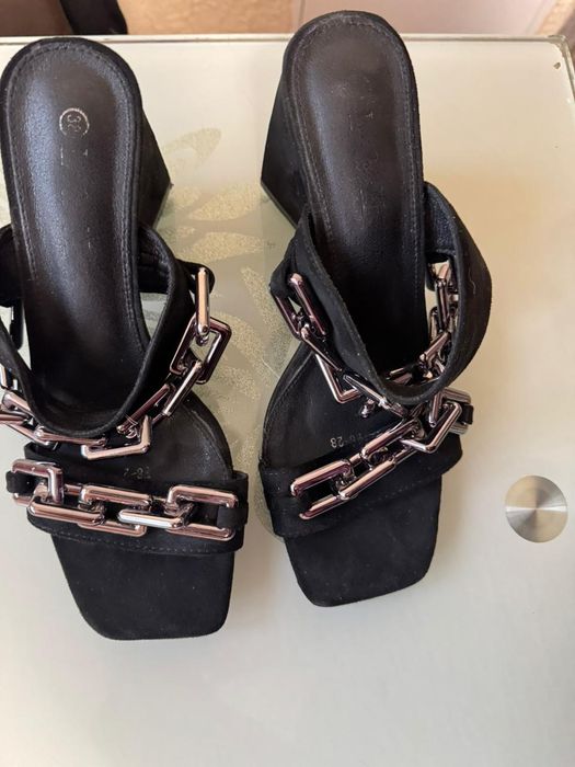 Жіночі стильні босоніжки