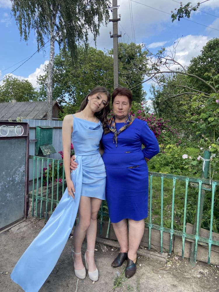 Випускна святкова блакитна сукня