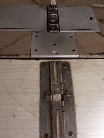 Três máquinas de costura Zig zag , duas agulhas e cravado paralelas