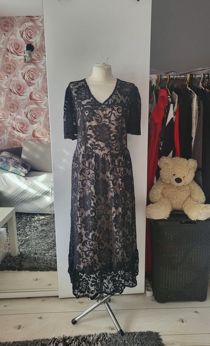 Czarna koronkowa sukienka midii na beżowej podszewce 46